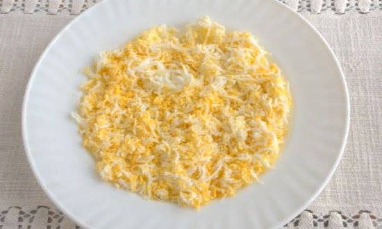 Салат сыр с чесноком и яйцом