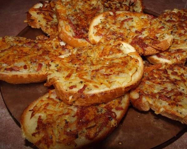 Запеканка из сырного фондю с хлебом, пюре и фаршем: очень вкусный и сытный рецепт