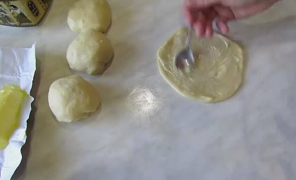 Булочки с изюмом из дрожжевого теста в духовке: 4 пошаговых рецепта