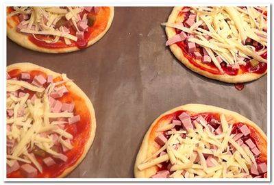 Пицца с колбасой и сыром