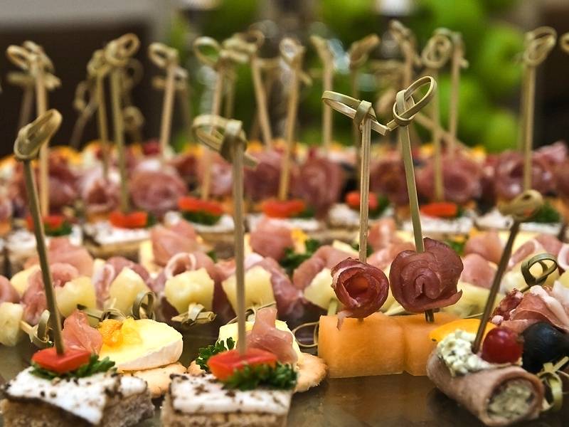 Канапе на шпажках на праздничный стол: 100 простых рецептов