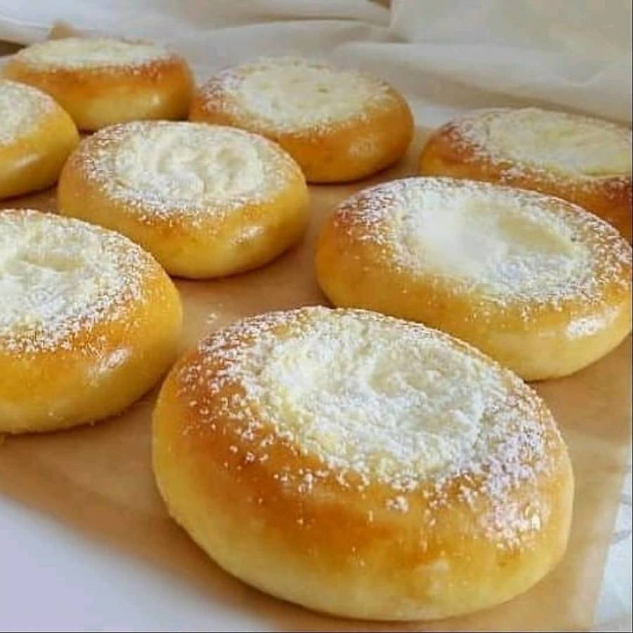 Ватрушки с творогом из дрожжевого теста - рецепт выпечки пошагово