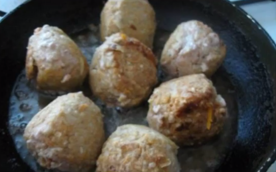 Тефтели из фарша с рисом в духовке: 3 рецепта
