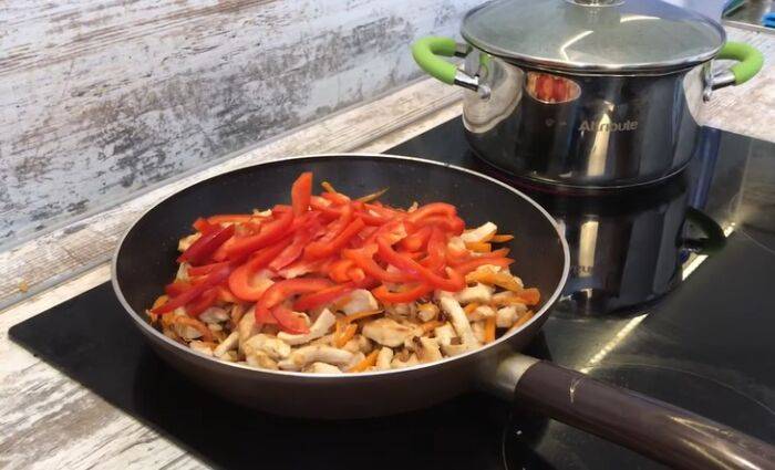 Лапша удон с курицей и овощами в соусе терияки