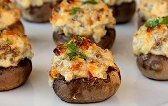 Фаршированные шампиньоны в духовке с сыром и ветчиной