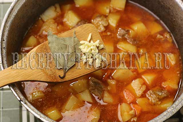 Жаркое по-домашнему из свинины и картофеля: 9 популярных рецептов