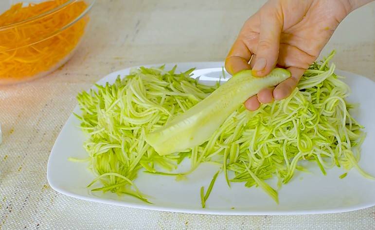Салаты из свежих кабачков: простые и вкусные рецепты с сырыми кабачками