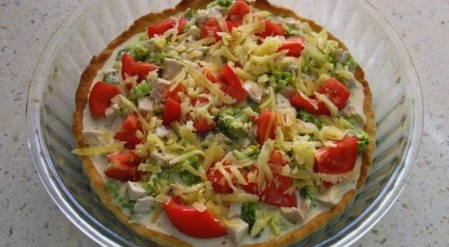 Киш с курицей, грибами и брокколи