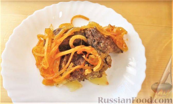 Куриная печень жареная с луком на сковороде