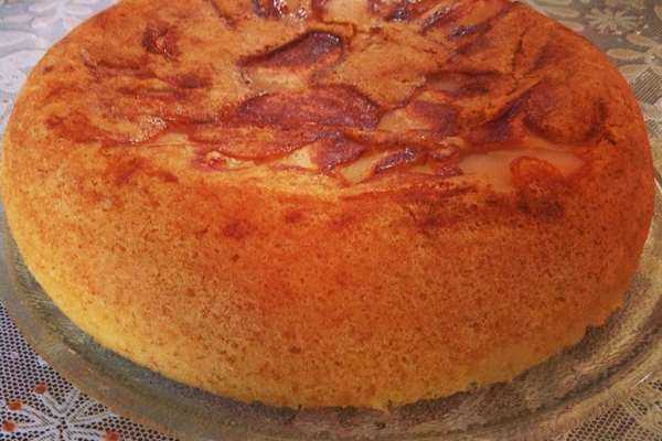 Пирог «шарлотка» с яблоками и бананом