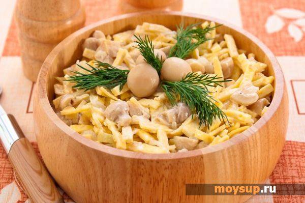 Блинный салат с курицей: 2 вкусных рецепта