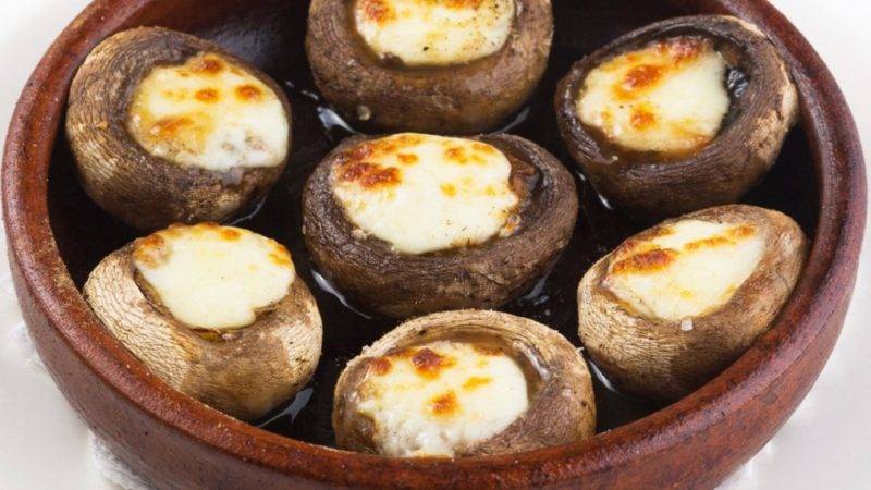 Фаршированные шампиньоны в духовке с сыром и ветчиной
