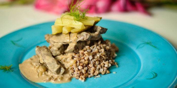 Говяжья печень с картошкой и сыром в духовке