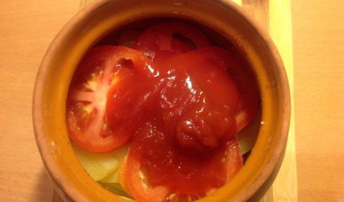 Три запечённых блюда в горшочках: картофель с рисом, с овощами и вкусная тушеная картошка