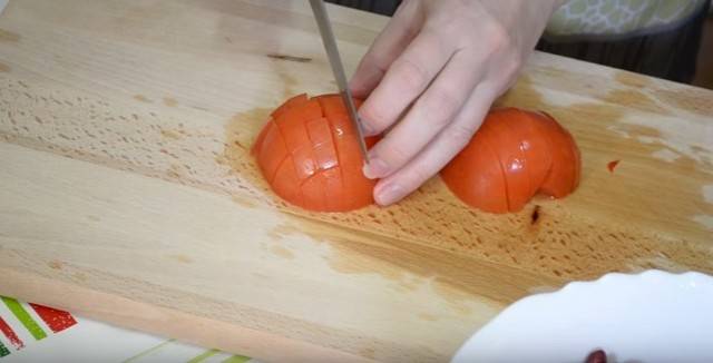 Салаты с консервированной фасолью и сухариками, вкусные, необычные, но простые