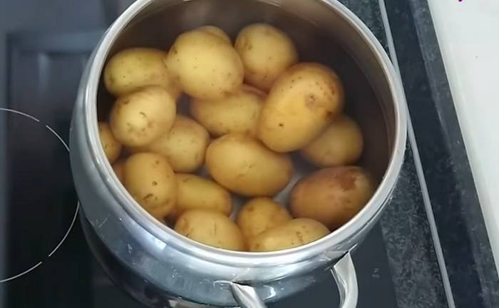 Картошка с овощами в духовке: в фольге, рукаве, горшочках
