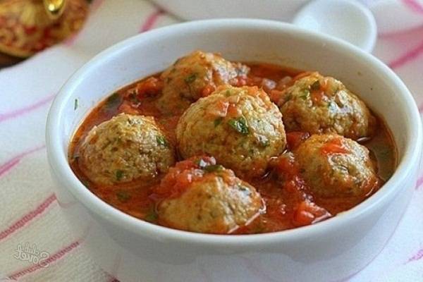 10 рецептов нежных тефтелей с подливкой на сковороде