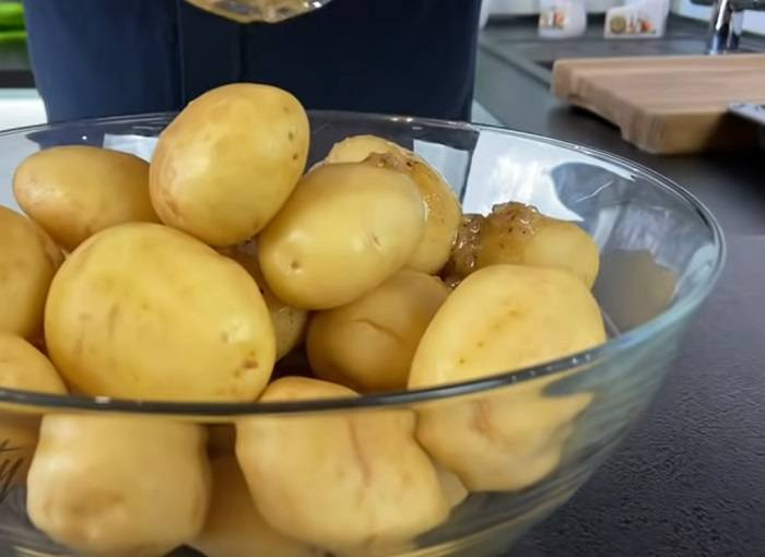 Картошка с овощами в духовке: в фольге, рукаве, горшочках