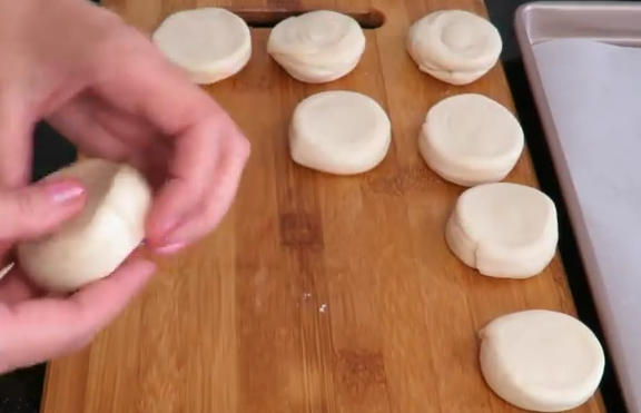 Слоеные пирожки с мясом