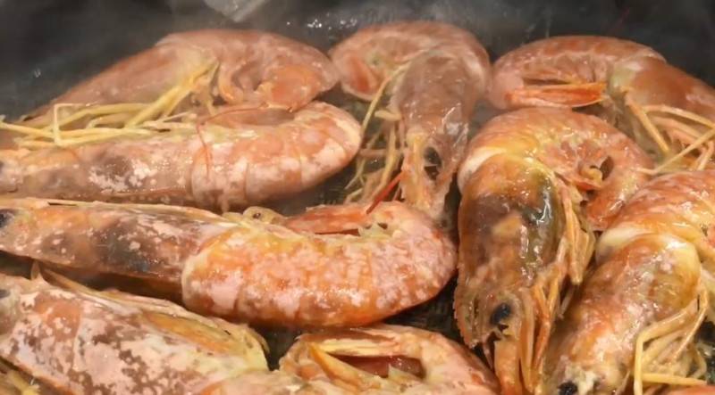 Салат с креветками и кальмарами