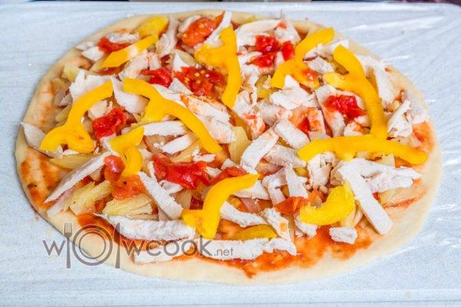 Пицца с ананасами