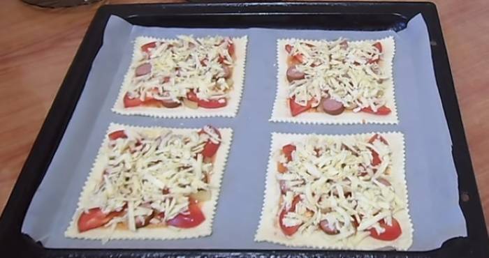 Пицца с колбасой и сыром