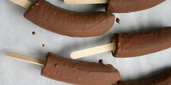 Мороженое из банана в домашних условиях, молока, сливок, какао, клубники, кефира