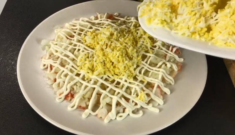 Салат с креветками и кальмарами