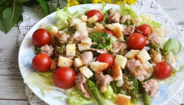 Салаты с консервированной фасолью и сухариками, вкусные, необычные, но простые
