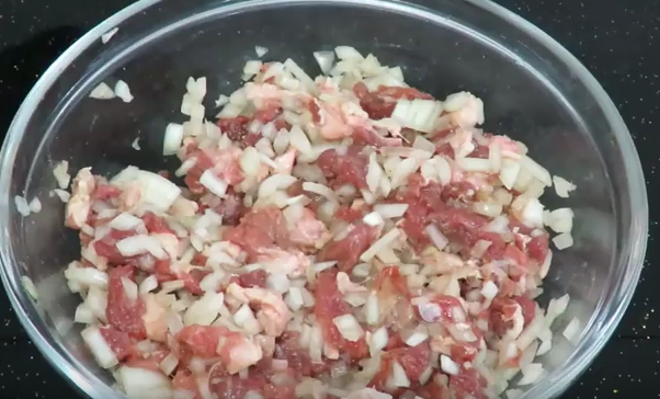 Слоеные пирожки с мясом