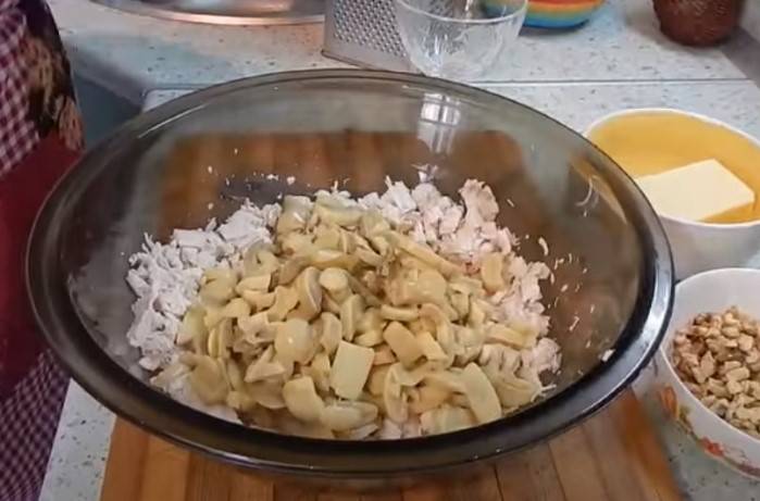 Вкусные салаты с грибами. 7 простых и подробных рецептов на день рождения и новый год