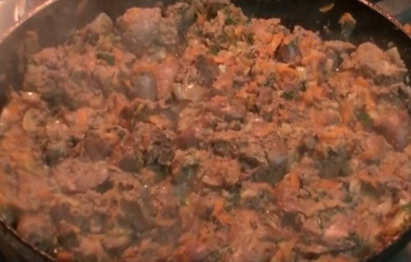 Куриная печень жареная с луком на сковороде