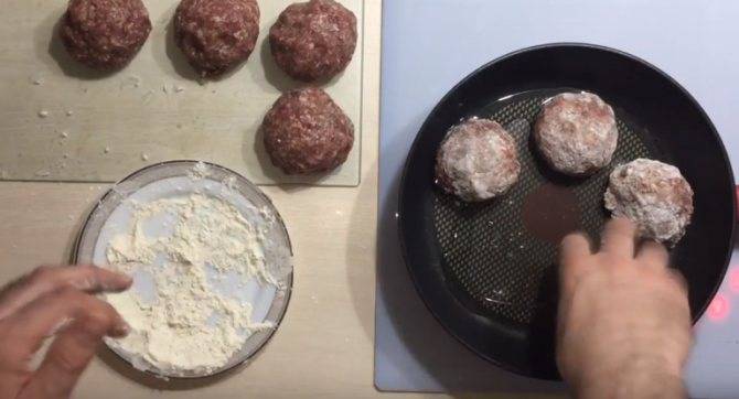 Тефтели из фарша с рисом в духовке: 3 рецепта