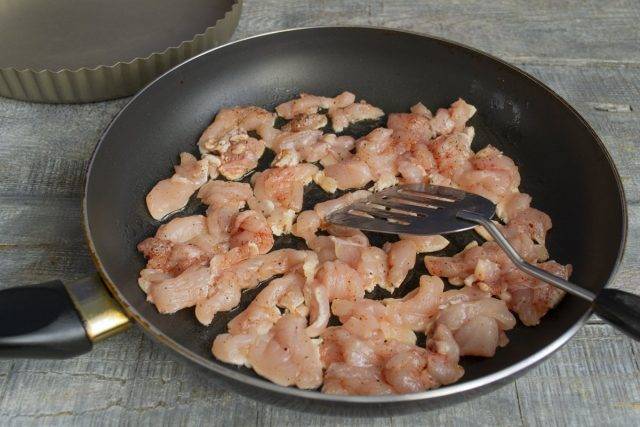 Киш с курицей, грибами и брокколи