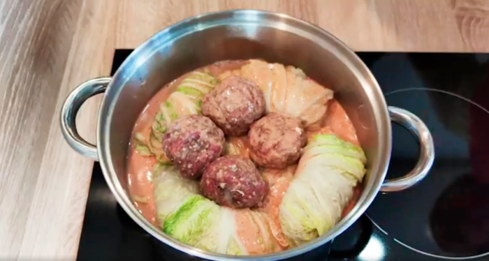 Вкусные голубцы из пекинской капусты с мясным фаршем, приготовленные в духовке по простым рецептам