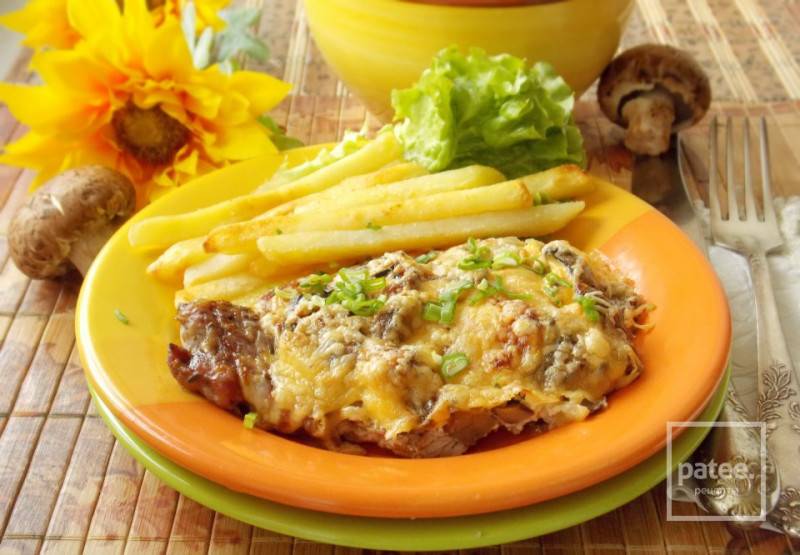 Мясо с грибами, запеченное в духовке или мультиварке