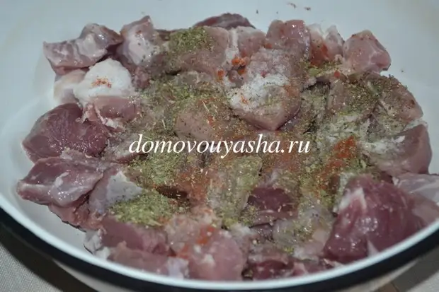 Подливка из свинины: с луком, томатом, сметаной, мукой, бефстроганов