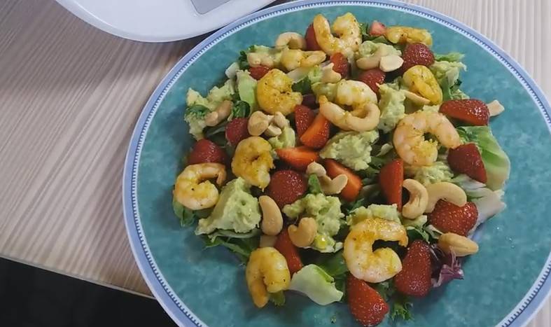 Салат с креветками и кальмарами