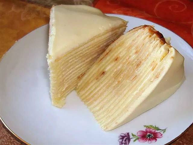 Блинный торт со сметанным кремом и бананами