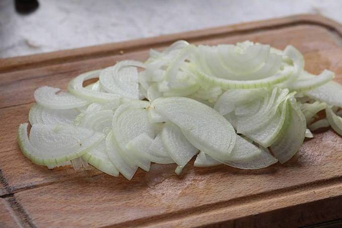 Рыба, тушеная с морковью и луком