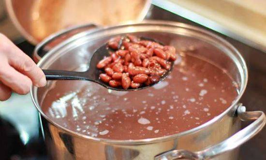 Салаты с консервированной фасолью и сухариками, вкусные, необычные, но простые