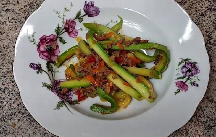 Салаты из свежих кабачков: простые и вкусные рецепты с сырыми кабачками