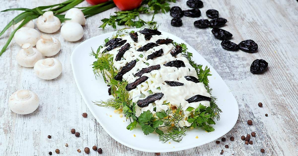 Салат «березка» с курицей и черносливом: 7 рецептов