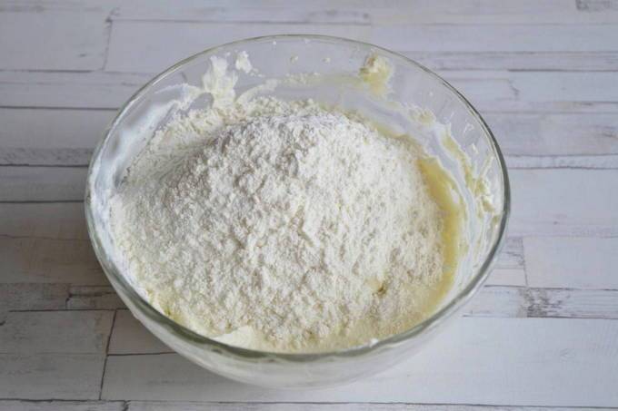 Пирог «шарлотка» с яблоками и бананом