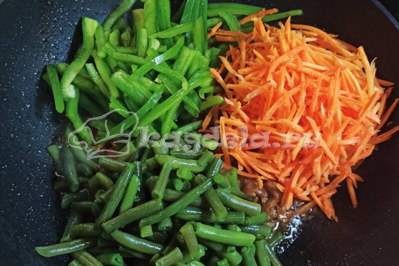 Лапша удон с курицей и овощами в соусе терияки