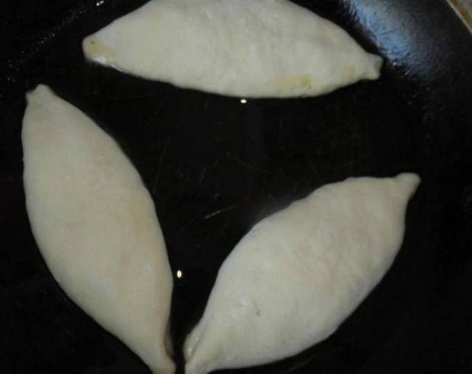 Пирожки с яйцом и луком