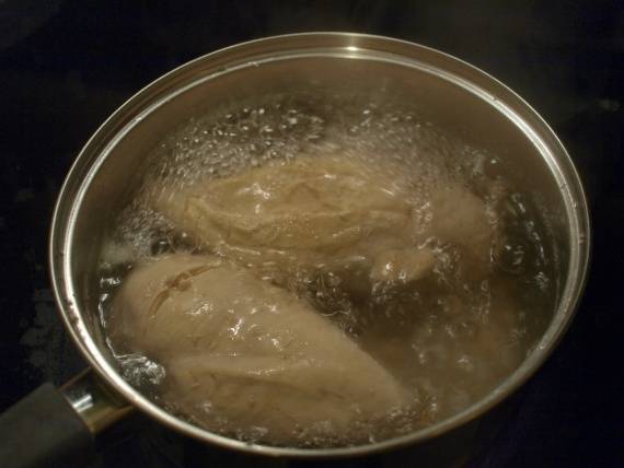 Добавим в салат «цезарь» курицу и помидоры, сухарики и…