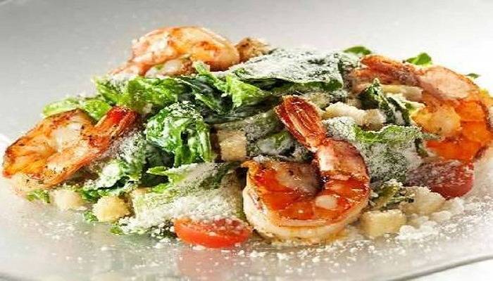Классический салат цезарь с креветками