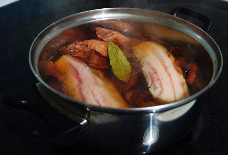 Сало вареное в луковой шелухе