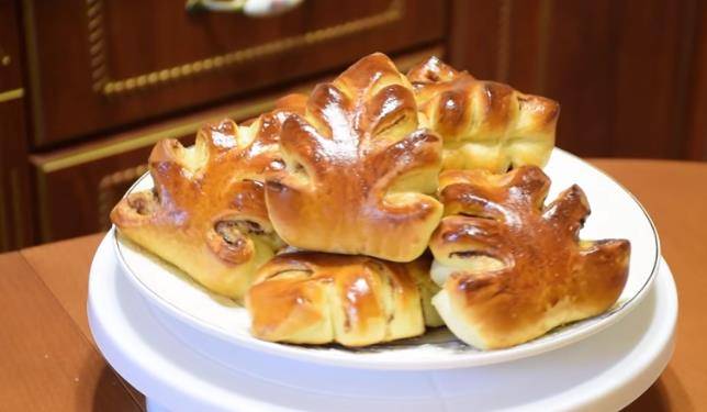 Рецепты выпечки сладких пирожков с яблоками и с ягодами. тесто для пирожков